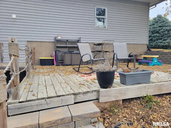 a view of a yard with plants