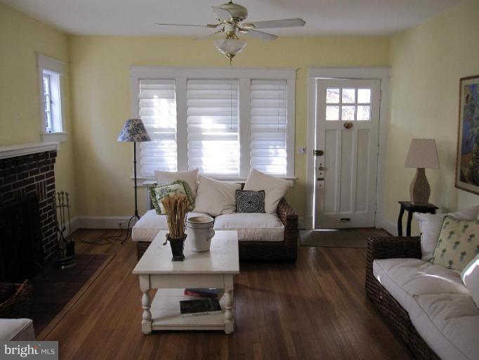 9205 2nd Avenue Silver Spring, MD 20910 - Photo 8 of 25 Living Room