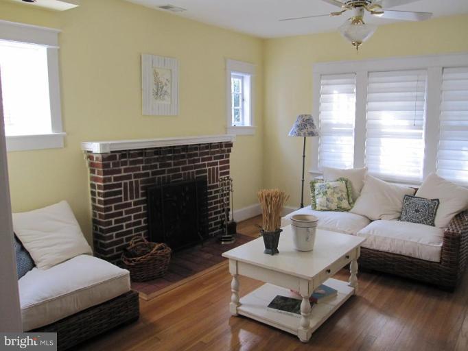 9205 2nd Avenue Silver Spring, MD 20910 - Photo 9 of 25 Living Room #2