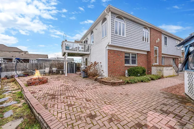 a view of a house with a yard and garage