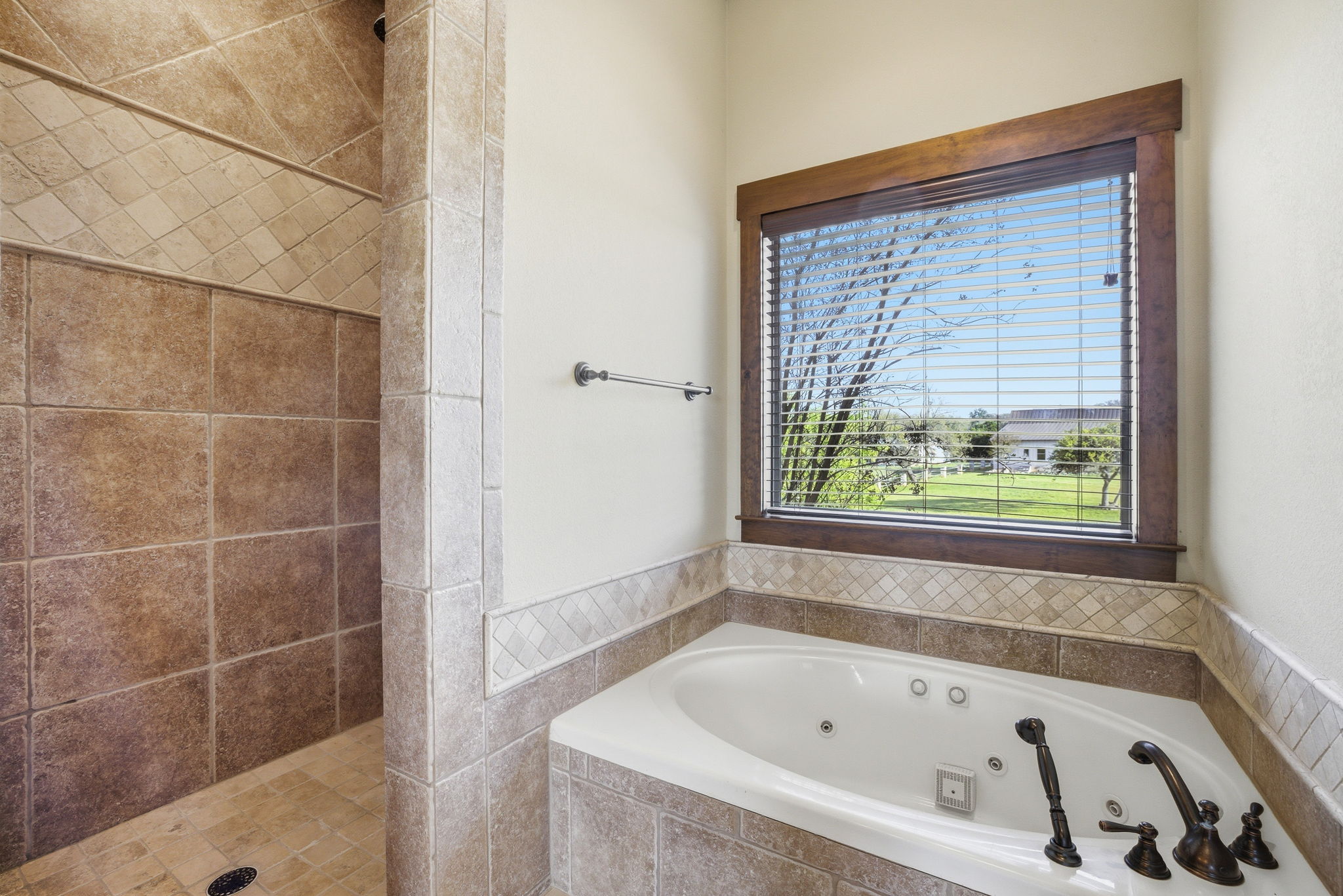 5010 Lookout Ridge Drive Marble Falls, TX 78654 - Photo 21 of 40 Full bath featuring a tile shower and a whirlpool tub