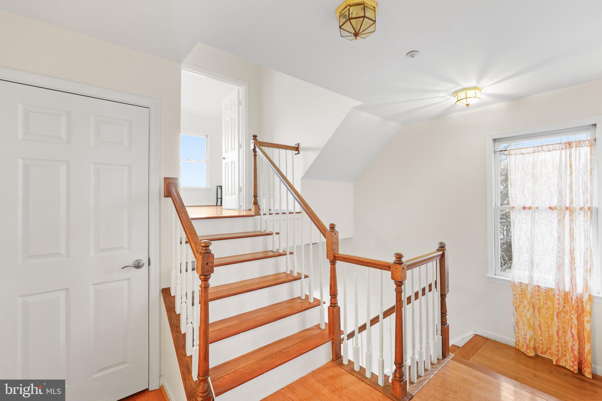 596 Chestertown Street Gaithersburg, MD 20878 - Photo 17 of 56 Elegant Staircase Design