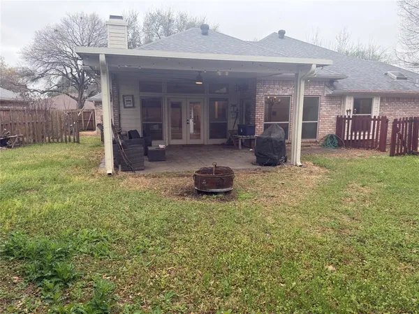 a view of a backyard