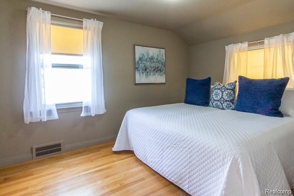 1593 Roslyn Road Grosse Pointe, MI 48236 - Photo 12 of 16 07 bedroom 1.jpg