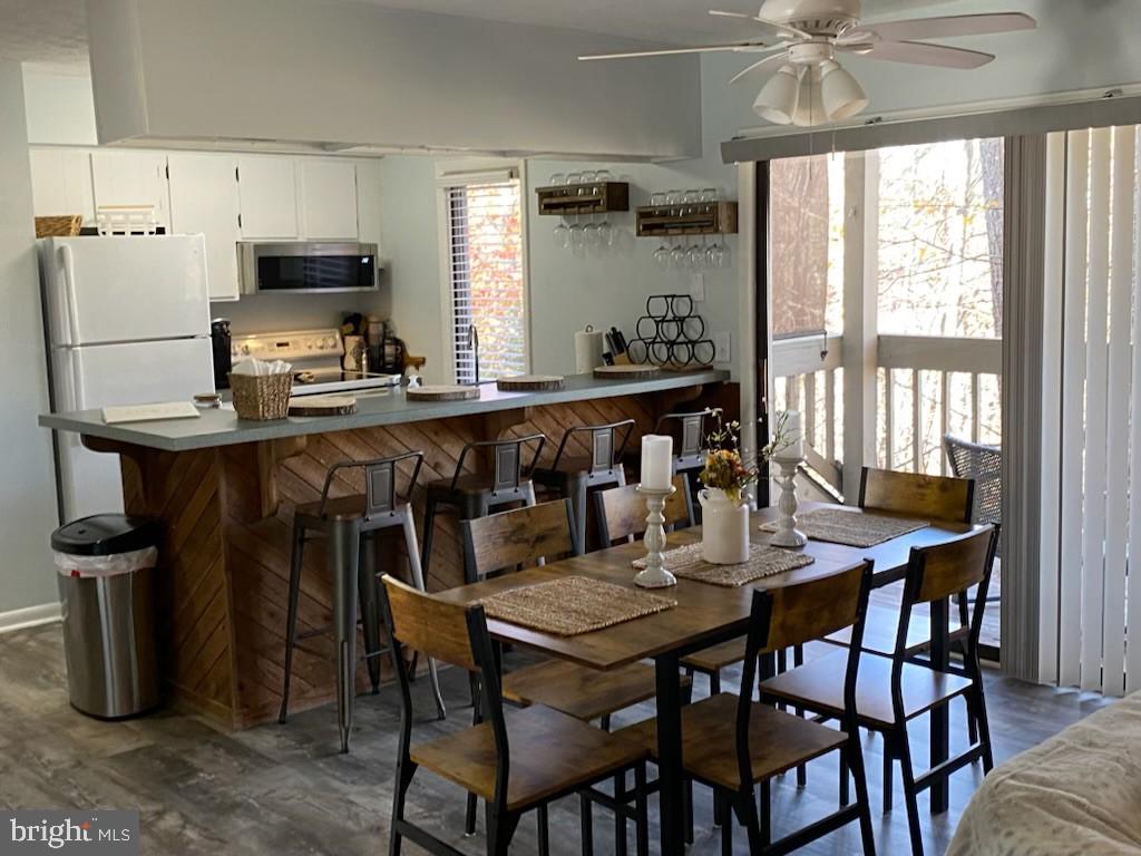 2244 Tanners Ridge Roseland, VA 22967 - Photo 8 of 31 Modern kitchen with inviting dining area.