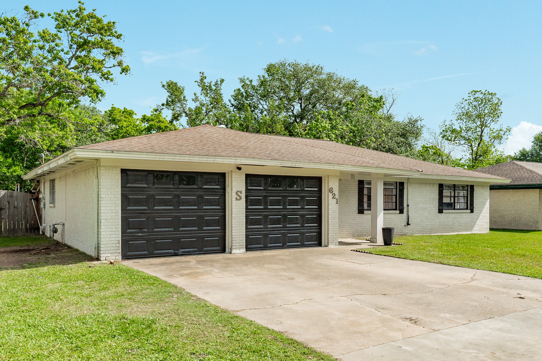 621 Southside Drive Angleton, TX 77515 - Photo 3 of 25