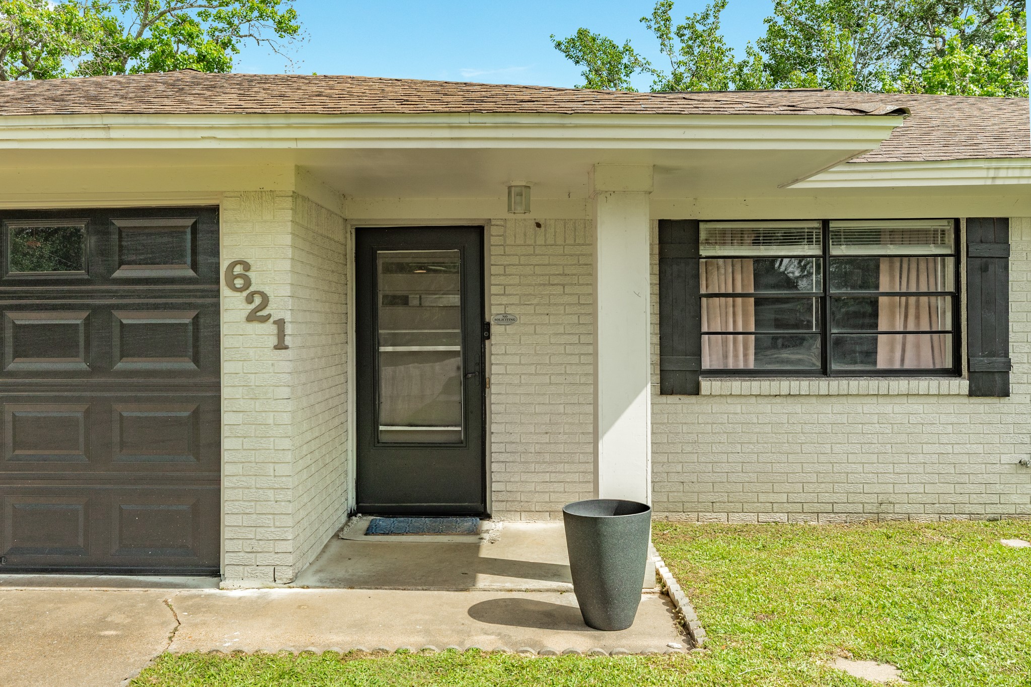 621 Southside Drive Angleton, TX 77515 - Photo 4 of 25