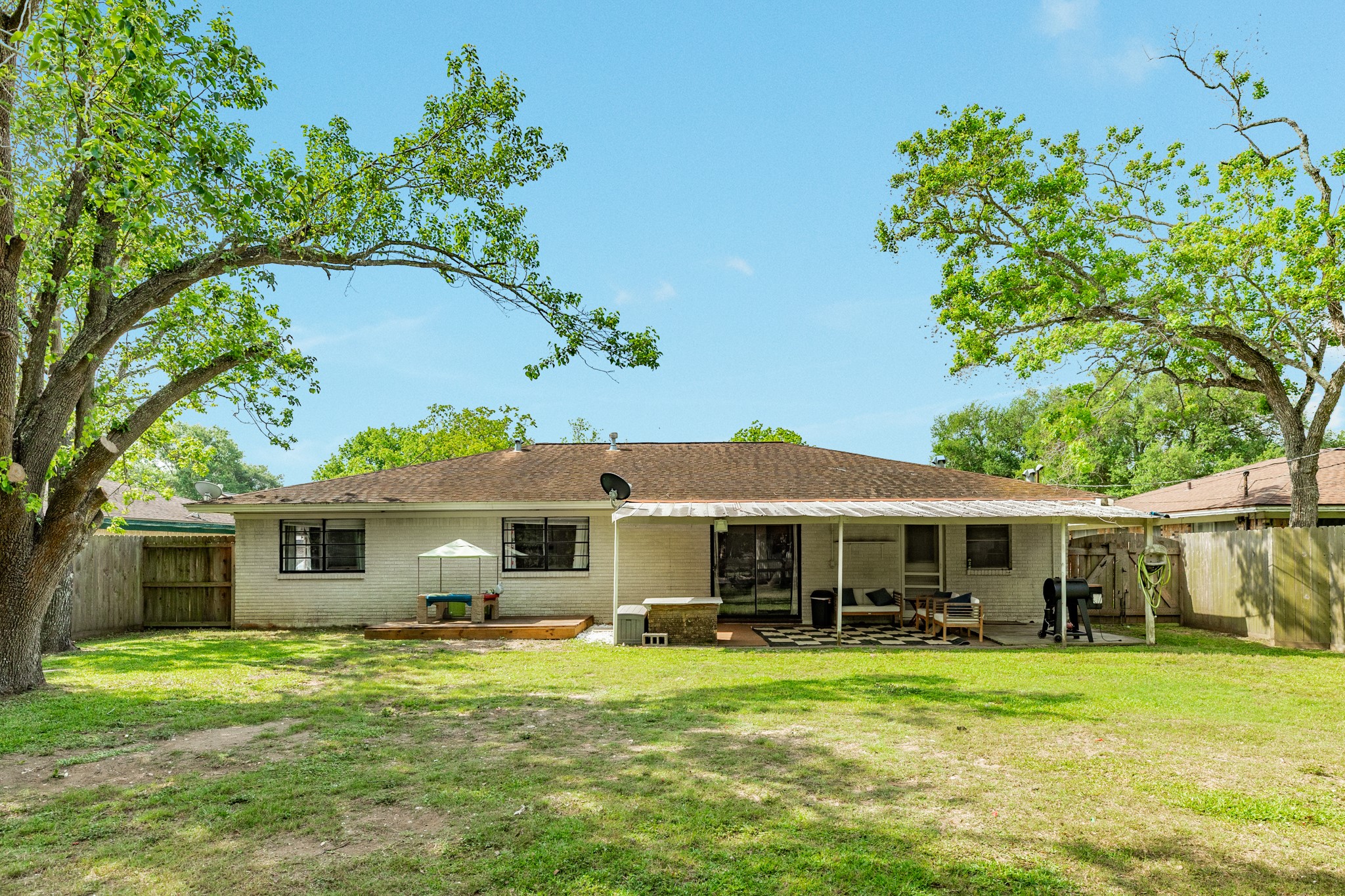 621 Southside Drive Angleton, TX 77515 - Photo 5 of 25