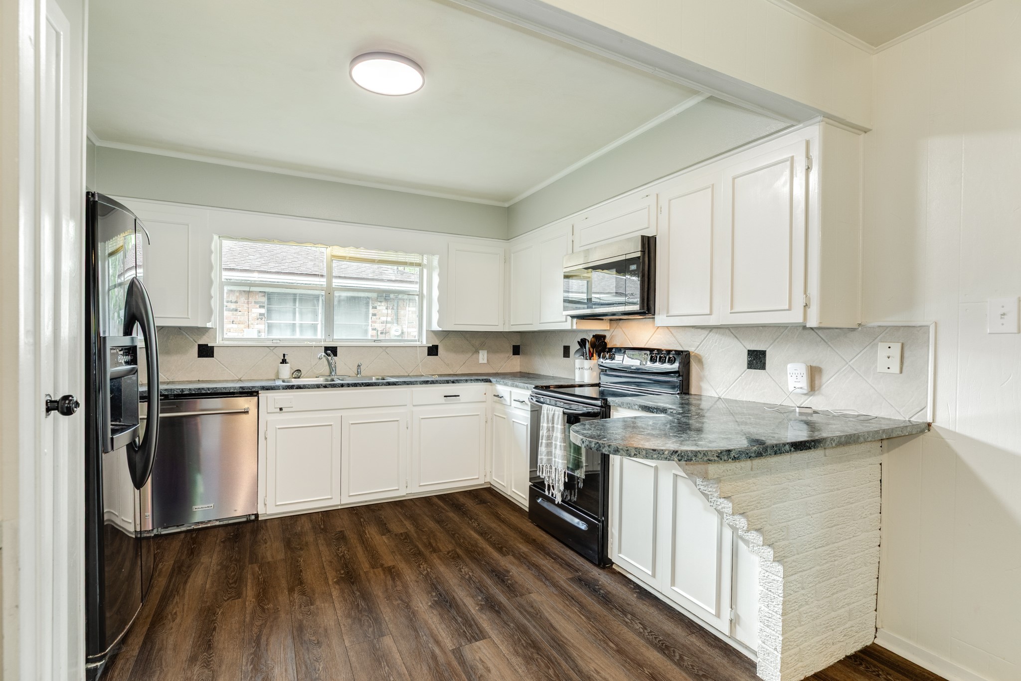 621 Southside Drive Angleton, TX 77515 - Photo 7 of 25