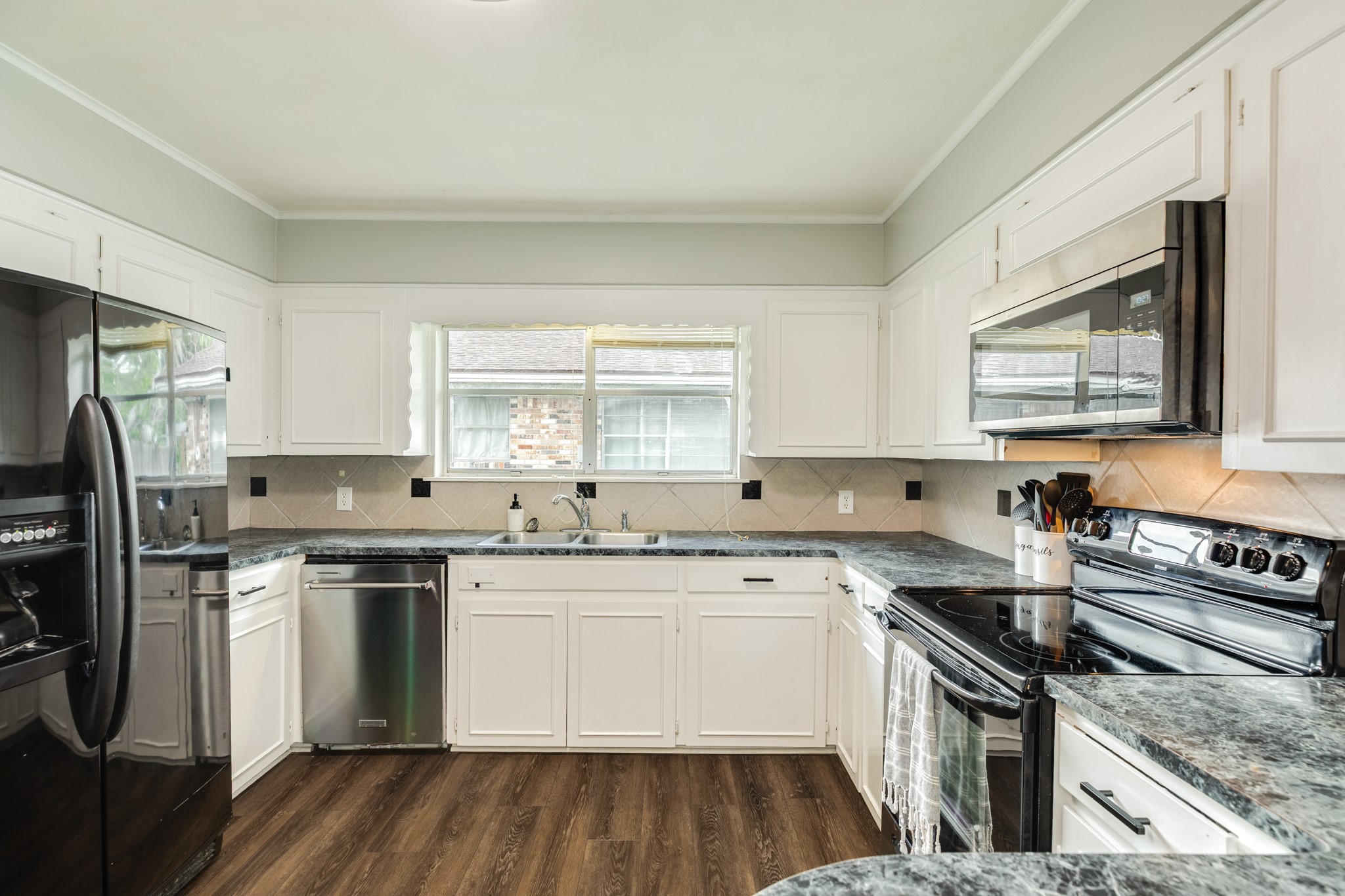 621 Southside Drive Angleton, TX 77515 - Photo 8 of 25