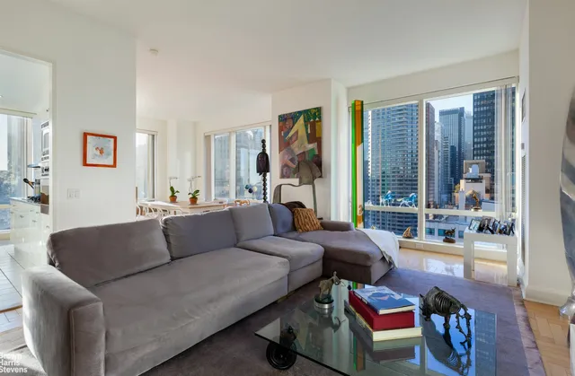 $2,222,000 | 845 United Nations Plaza, Unit 21E | Midtown East