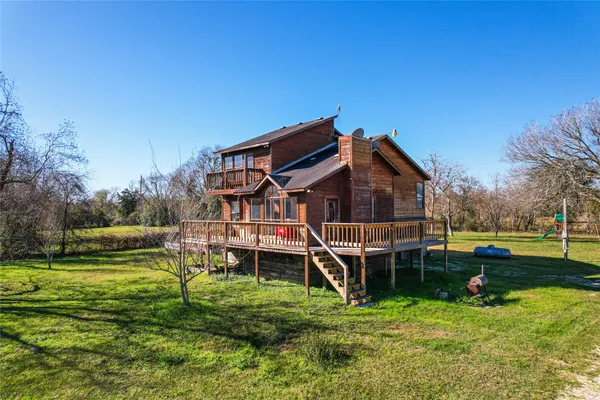 a view of a house with a big yard