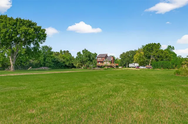 a view of a tennis court