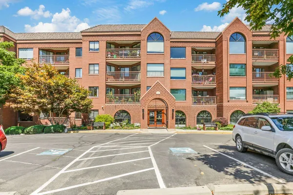 $162,000 | 221 East Rockwood Boulevard, Unit 322, Spokane, WA 99202