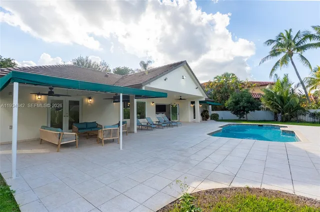 a view of a house with backyard and porch