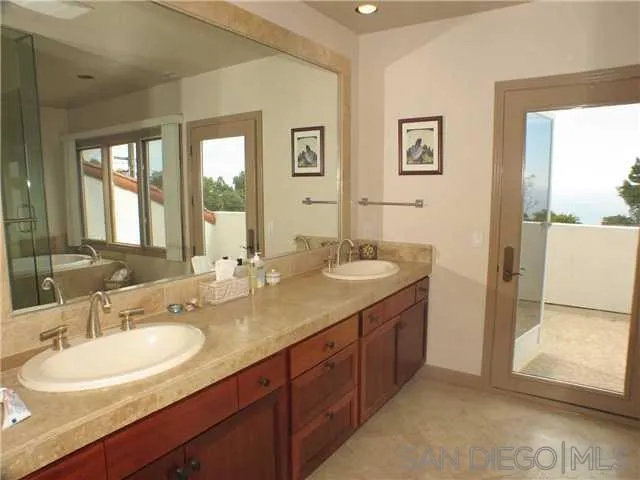 980 Crest Road Del Mar, CA 92014 - Photo 7 of 13 a bathroom with 2 sink and a mirror