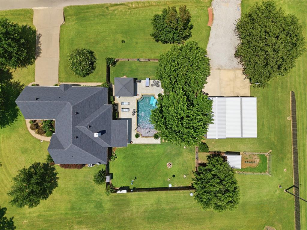550 Christenberry Road Springtown, TX 76082 - Photo 3 of 36
