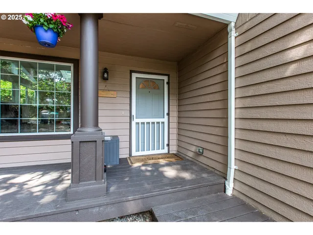 a view of entryway front of house