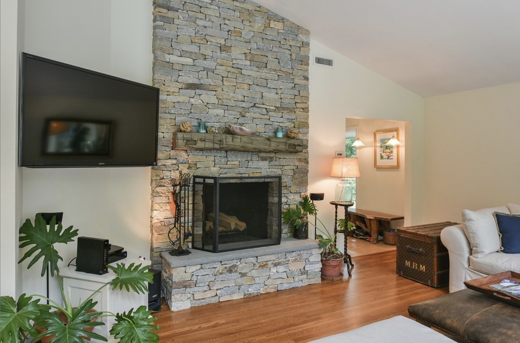 4 Overledge Road Manchester, MA 01944 - Photo 4 of 18 Gallery Image 4