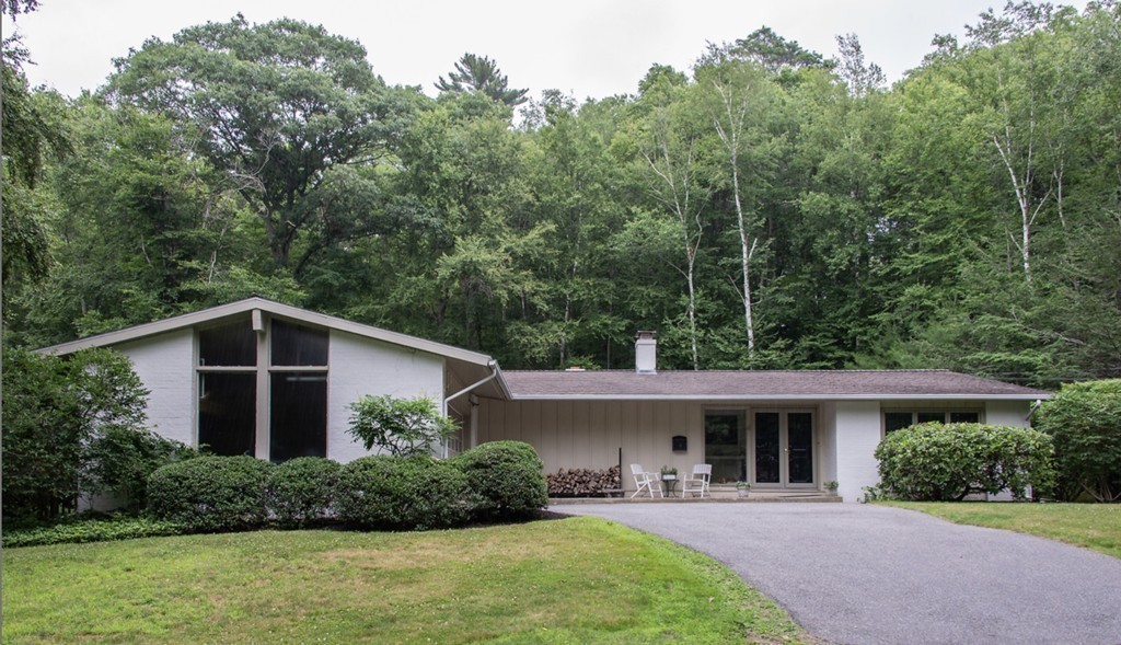 4 Overledge Road Manchester, MA 01944 - Photo 6 of 18 Gallery Image 6