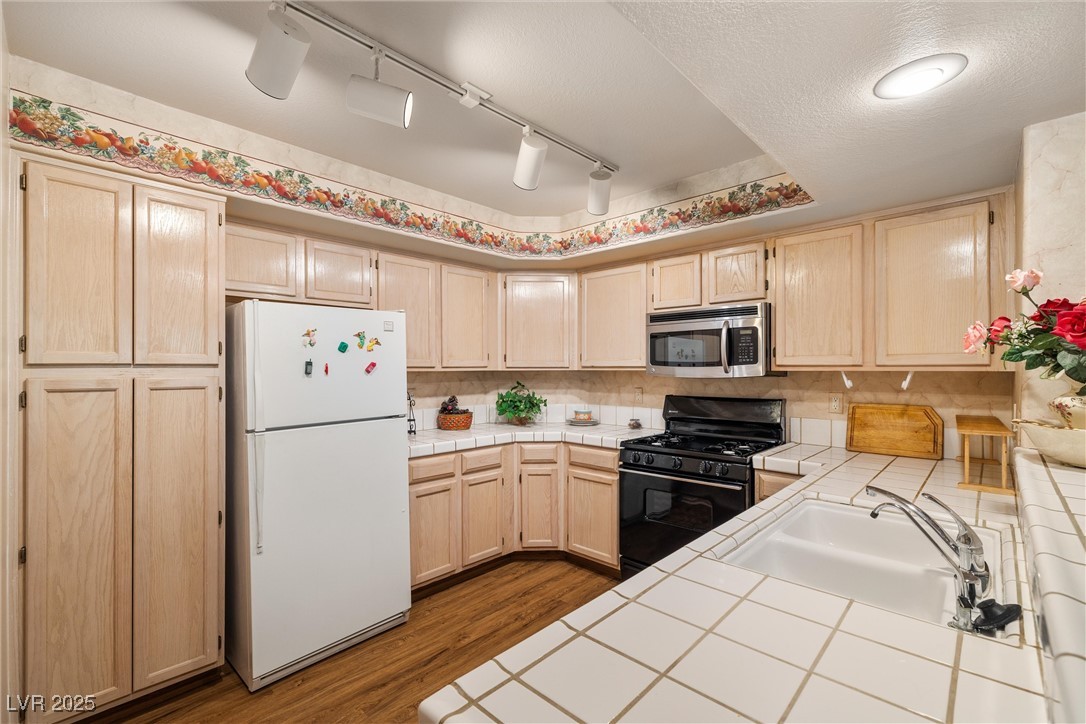 7950 West Flamingo Road, Unit 1024 Las Vegas, NV 89147 - Photo 11 of 30 Kitchen with freestanding refrigerator, stainless