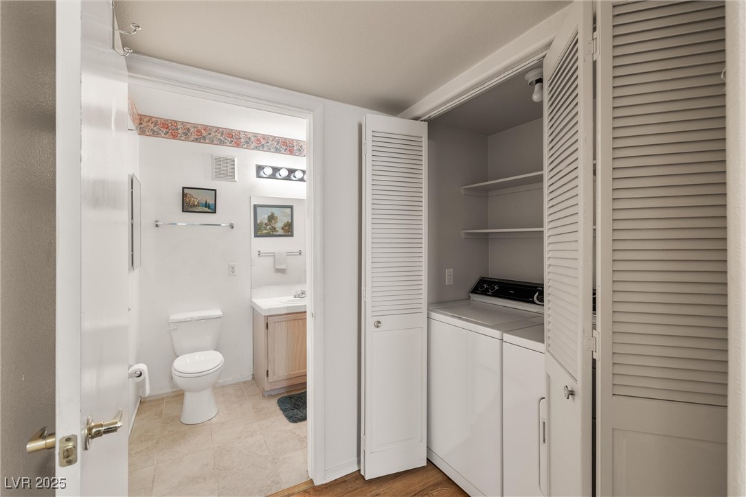7950 West Flamingo Road, Unit 1024 Las Vegas, NV 89147 - Photo 22 of 30 Laundry area with washing machine and dryer and li