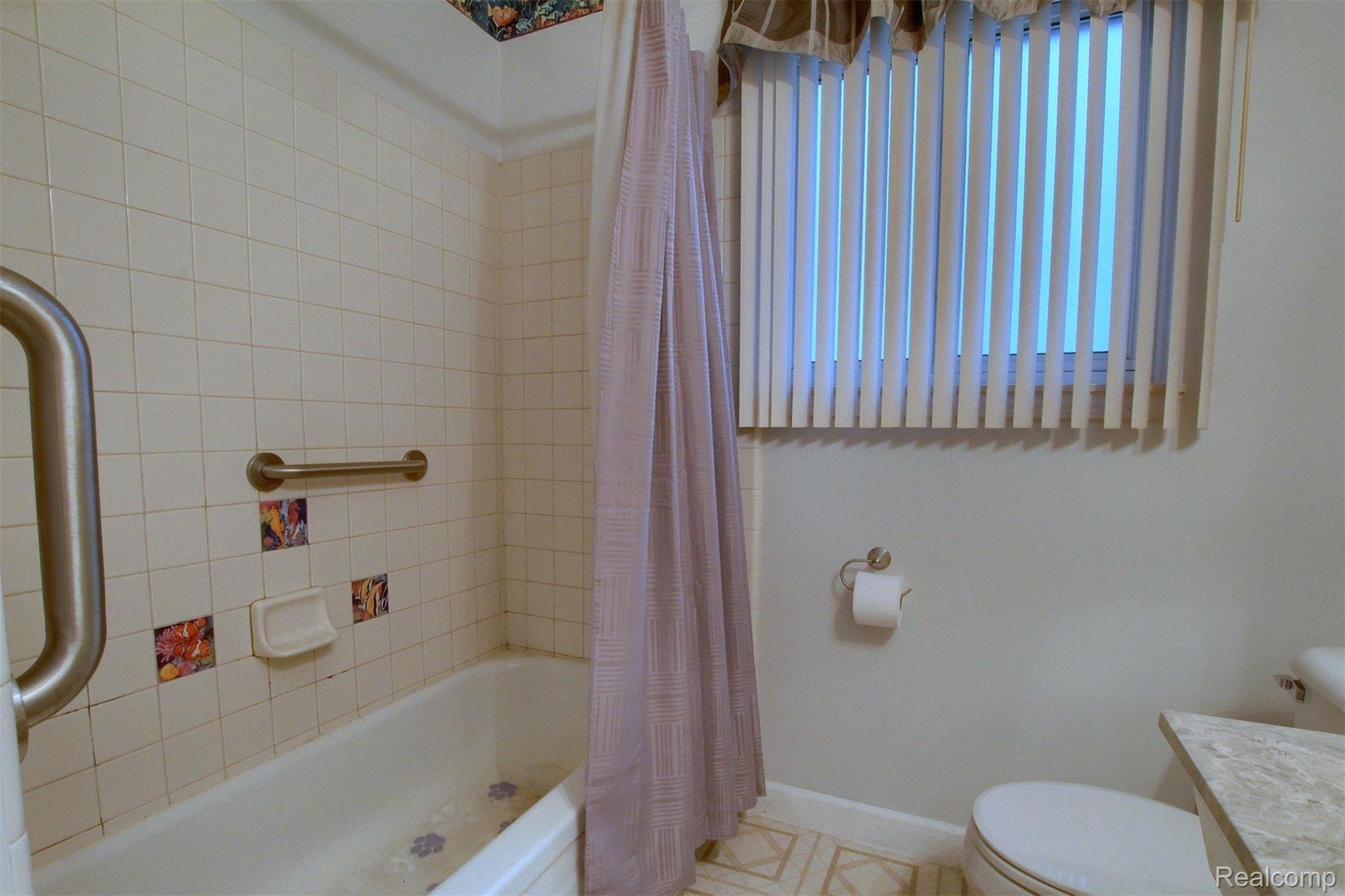 25076 Reeck Road Trenton, MI 48183 - Photo 19 of 26 19-Bathroom 3rd View.jpg