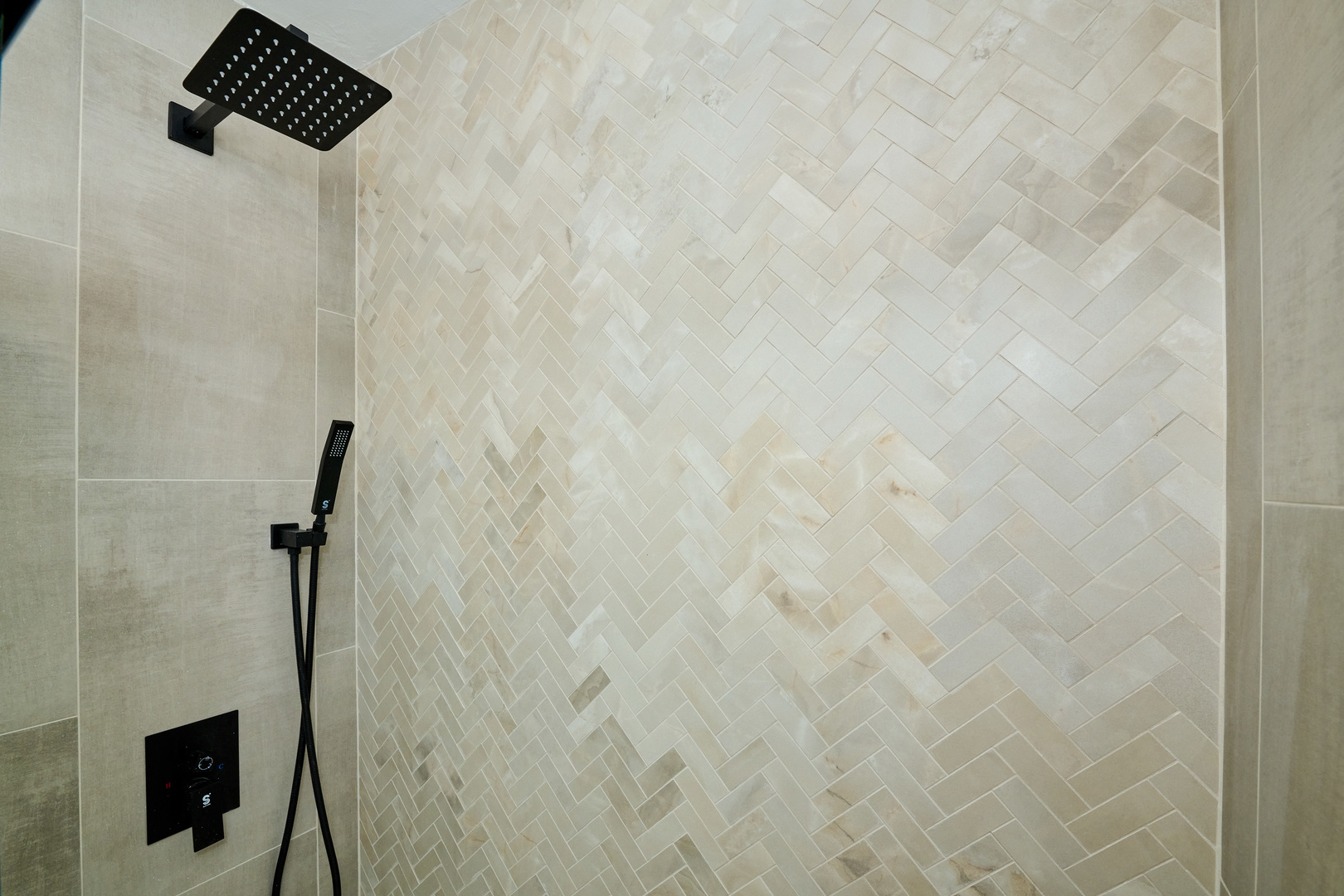 5415 North Sheridan Road, Unit 1908 Chicago, IL 60640 - Photo 20 of 45 a bathroom with a shower