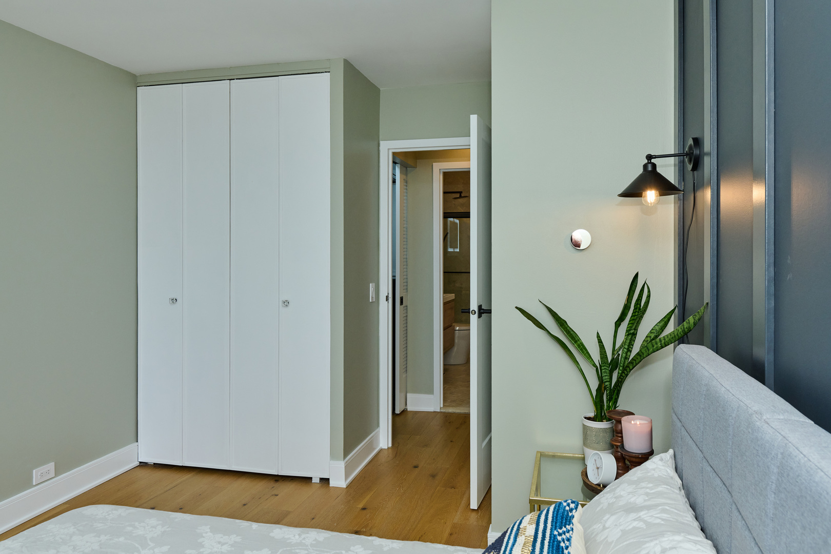5415 North Sheridan Road, Unit 1908 Chicago, IL 60640 - Photo 31 of 45 a living room with furniture and a potted plant
