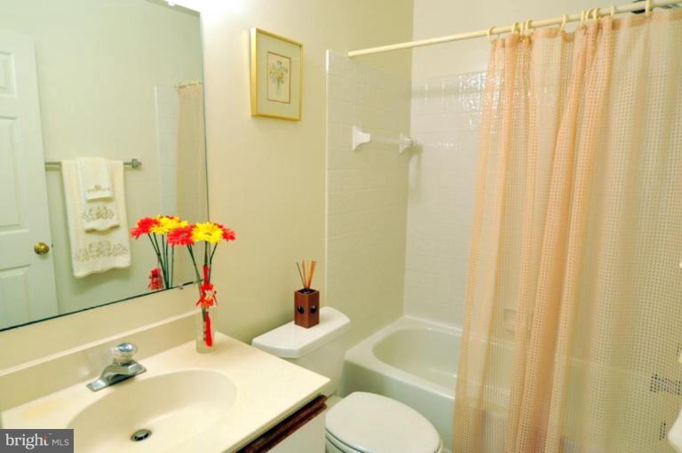 11820 Riding Loop Terrace North Potomac, MD 20878 - Photo 13 of 23 Bath #1