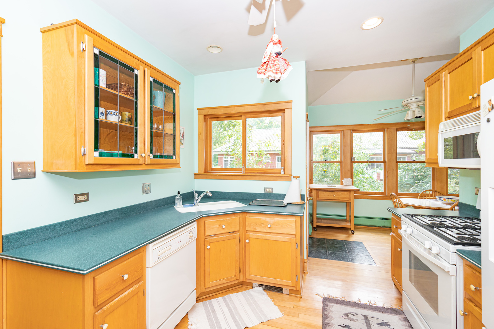 76 South Delaplaine Road Riverside, IL 60546 - Photo 10 of 31