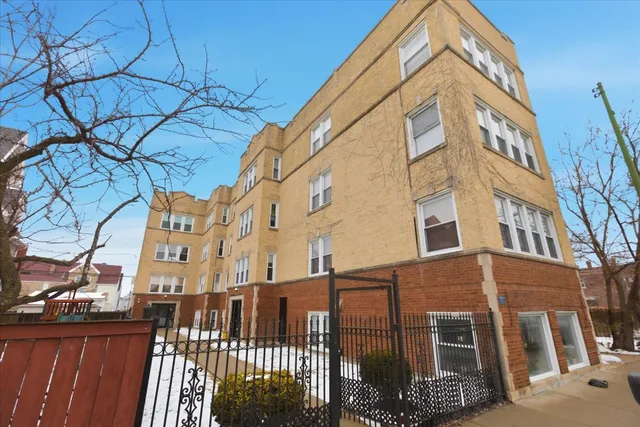 $2,740 | 3040 West Diversey Avenue, Unit 2S, Chicago, IL 60647