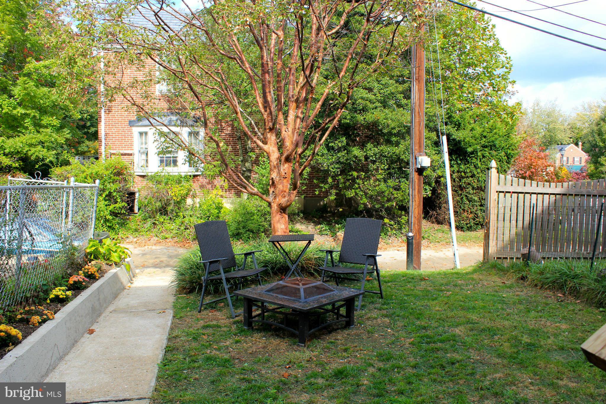 338 Dumbarton Road Baltimore, MD 21212 - Photo 28 of 30 a garden view with a seating space