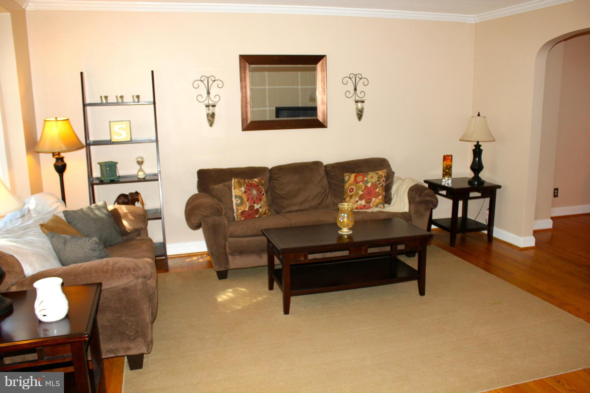 338 Dumbarton Road Baltimore, MD 21212 - Photo 4 of 30 a living room with furniture and a table