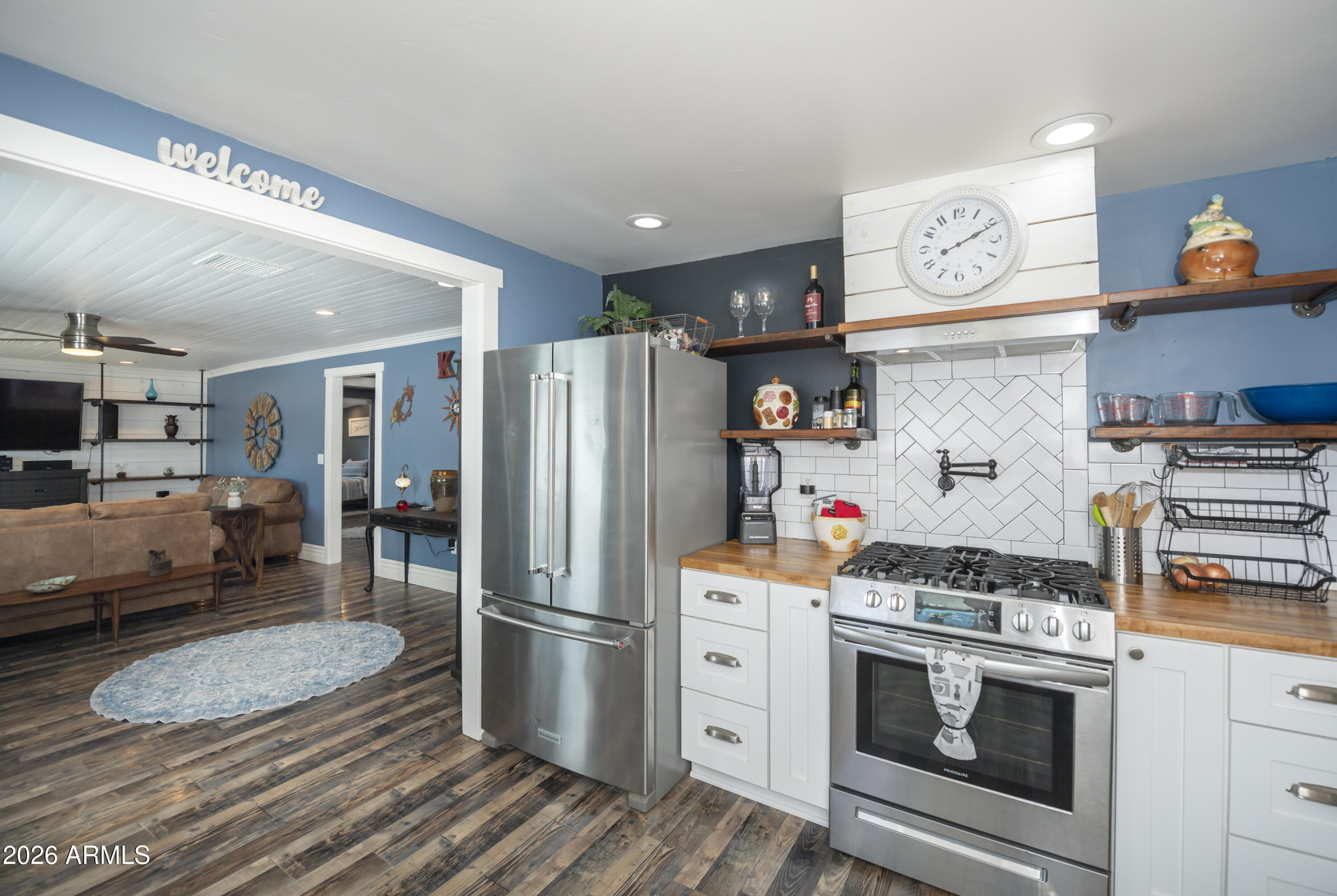912 West Summit Street Payson, AZ 85541 - Photo 3 of 30 a kitchen with a refrigerator and a stove
