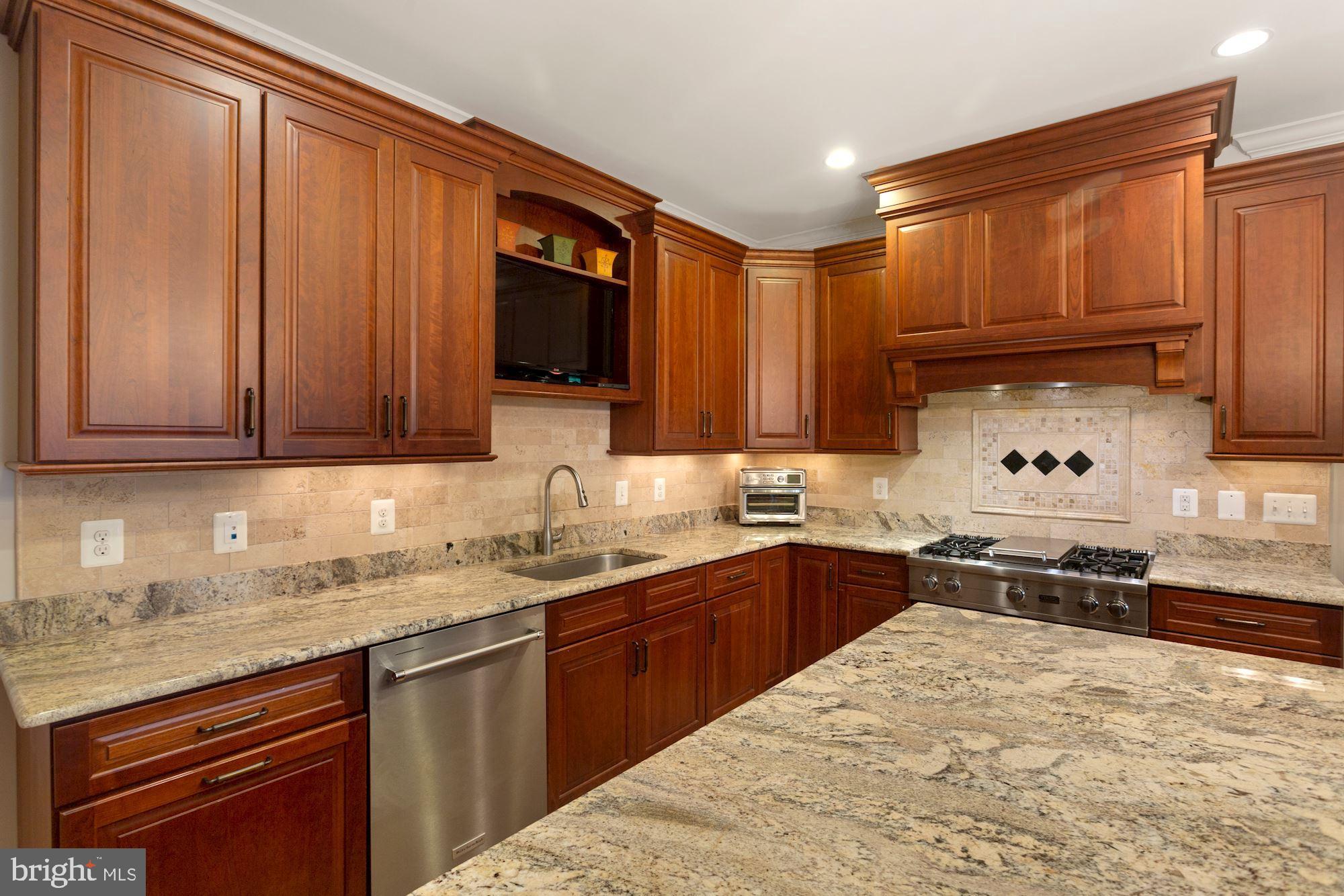 400 Ridge Road Southwest Vienna, VA 22180 - Photo 13 of 72 42" Cabinets with Stone Tile Backsplash