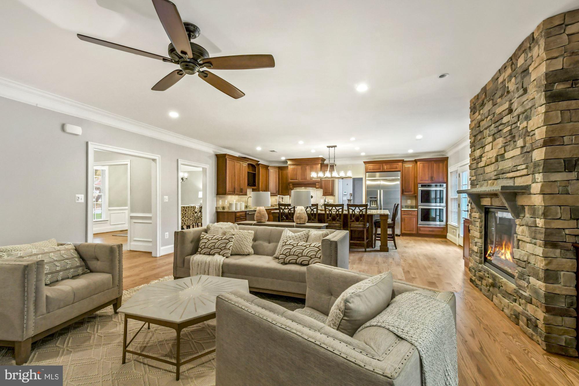 400 Ridge Road Southwest Vienna, VA 22180 - Photo 14 of 72 Cozy Family Room