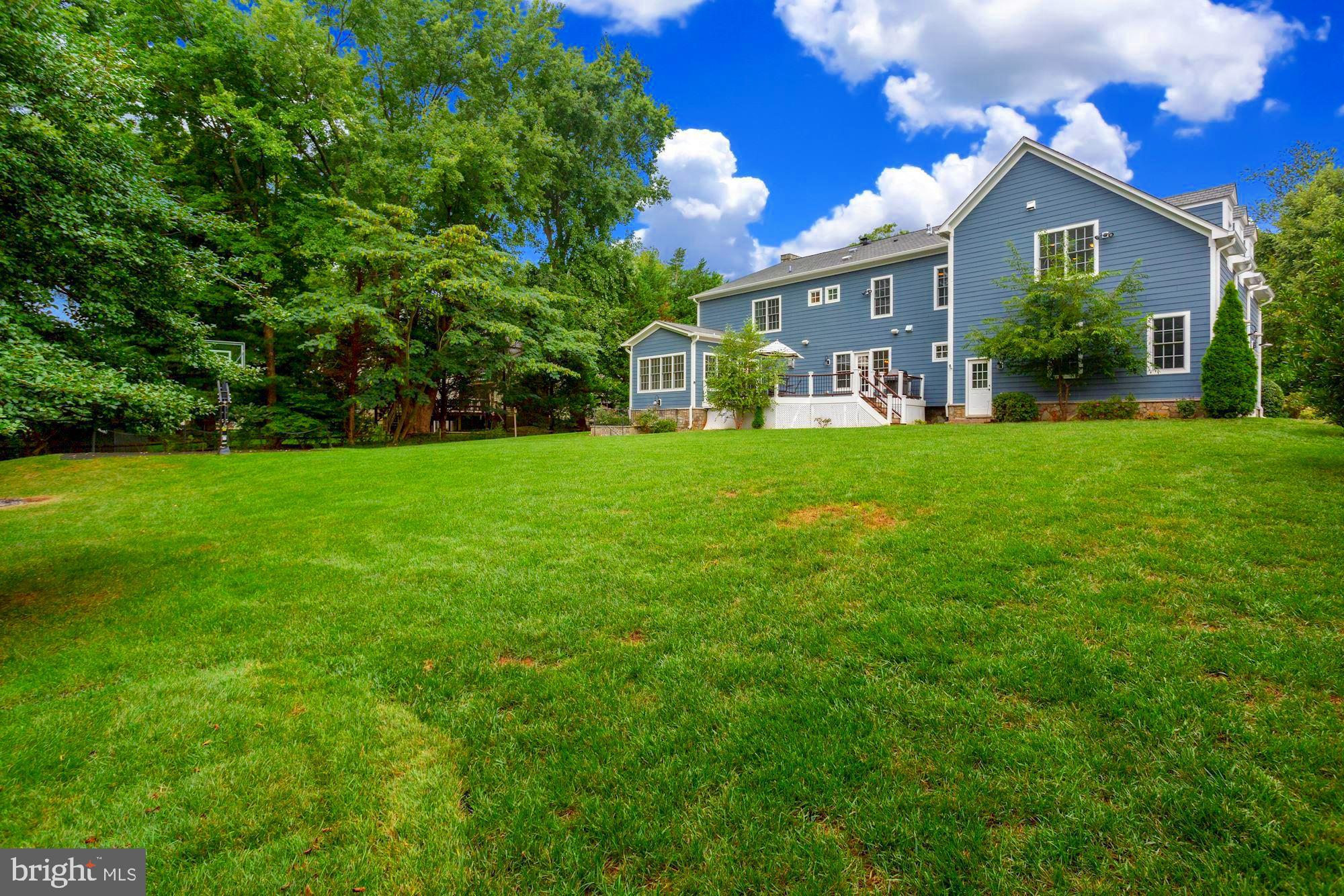 400 Ridge Road Southwest Vienna, VA 22180 - Photo 8 of 72 Fantastic Back Yard