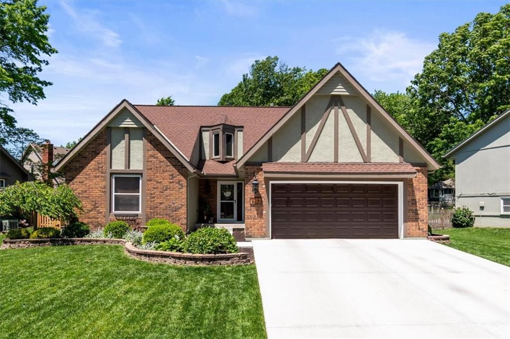 528 Southeast Country Lane Lee's Summit, MO 64063 - Photo 1 of 37