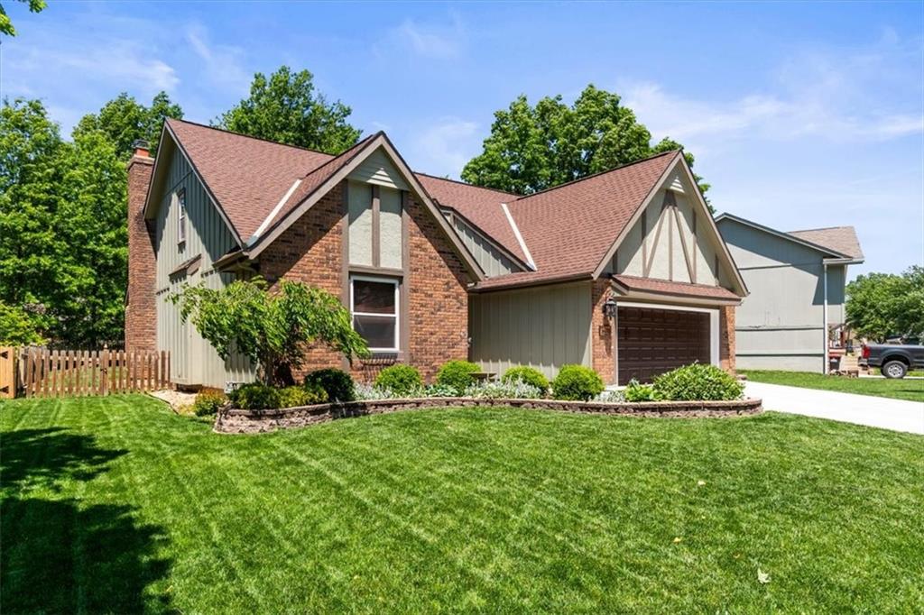528 Southeast Country Lane Lee's Summit, MO 64063 - Photo 2 of 37
