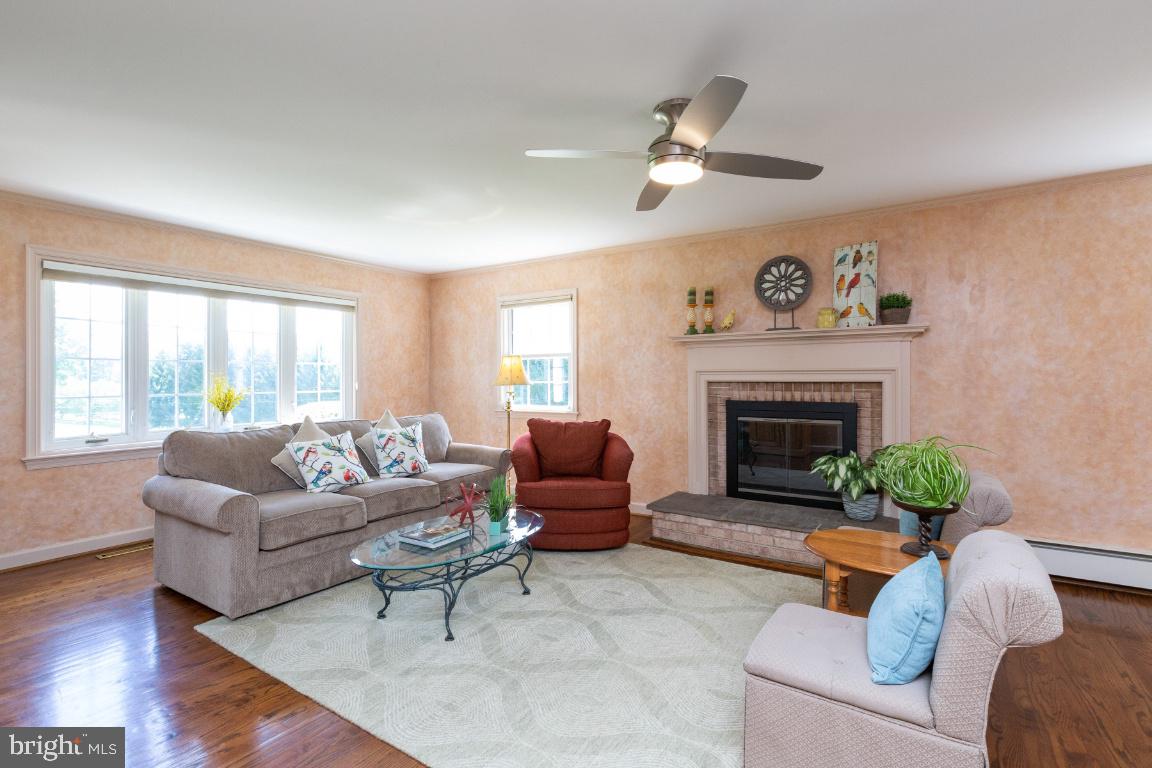 17445 Frederick Road Mount Airy, MD 21771 - Photo 14 of 51 Living Room