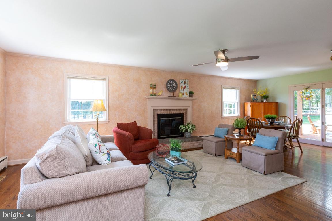 17445 Frederick Road Mount Airy, MD 21771 - Photo 15 of 51 Living Room