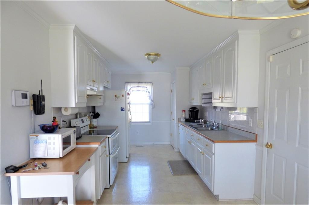 5511 Fieldview Road Mebane, NC 27302 - Photo 15 of 35 Large wide bright kitchen with pantry