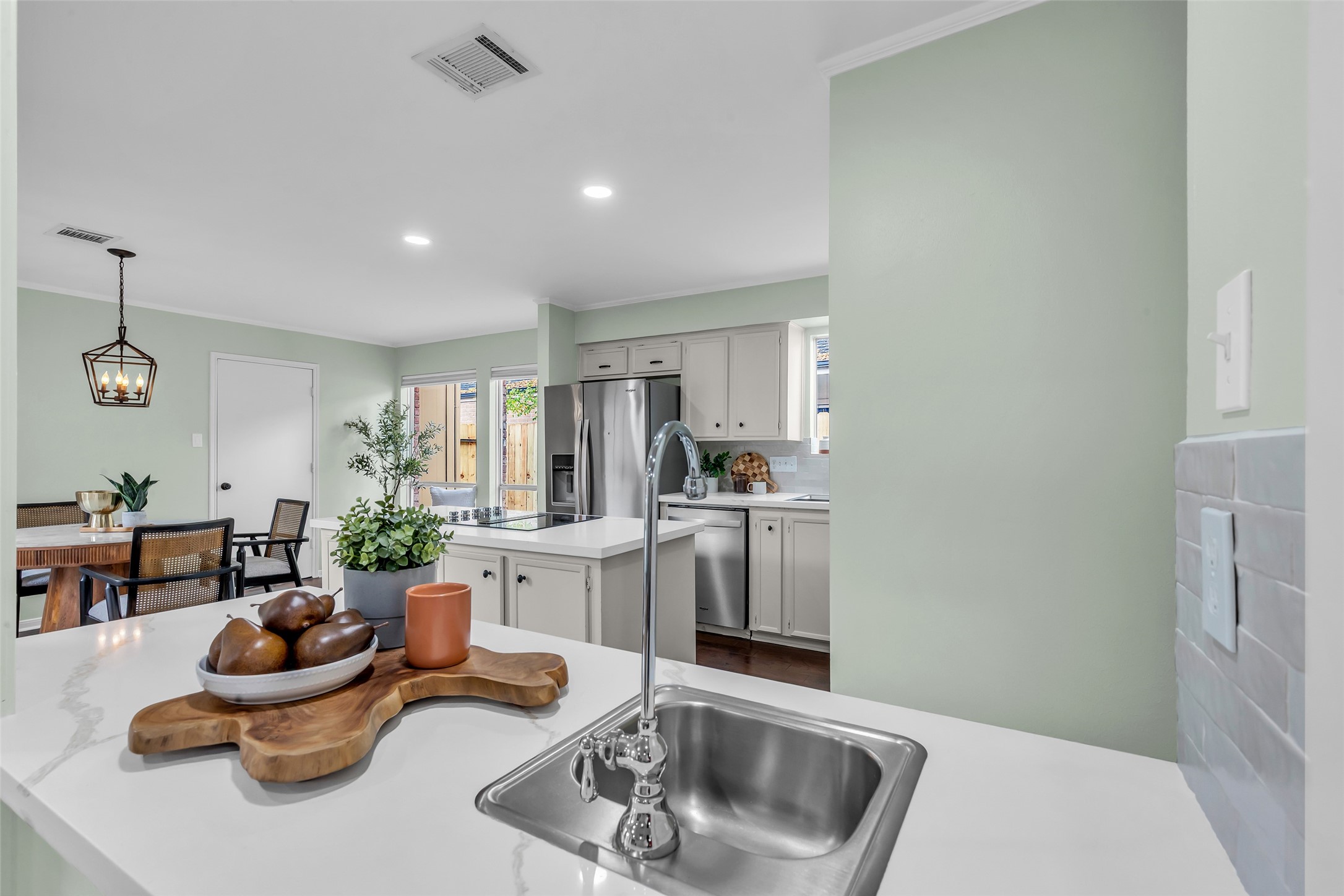 11407 Overbrook Lane Houston, TX 77077 - Photo 11 of 25 Wet bar ideally located for entertaining.