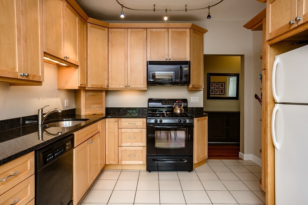 14 Linden Street, Unit 7 Brookline, MA 02445 - Photo 8 of 22