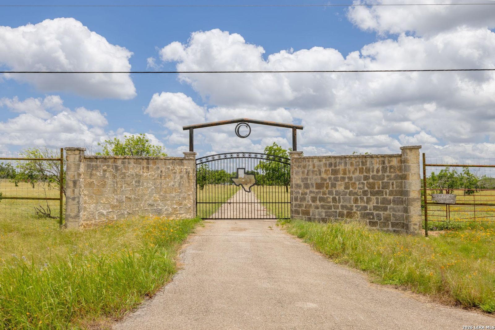 292 Old Loop 173 Bandera, TX 78003 - Photo 2 of 18