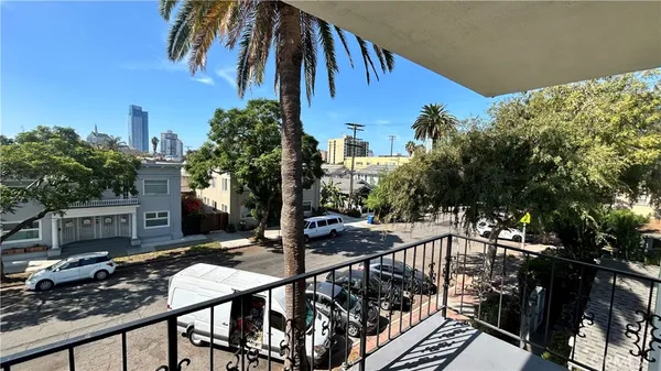 $2,495 | 737 East 5th Street, Unit 10, Long Beach, CA 90802