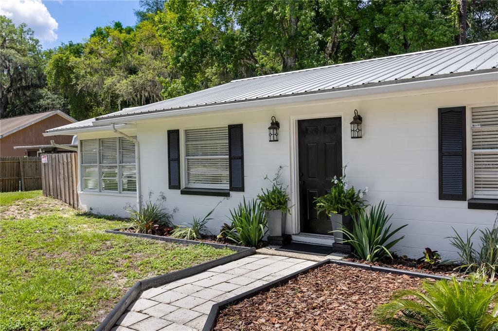 113 Browns Road San Mateo, FL 32187 - Photo 4 of 36 a front view of a house with a yard
