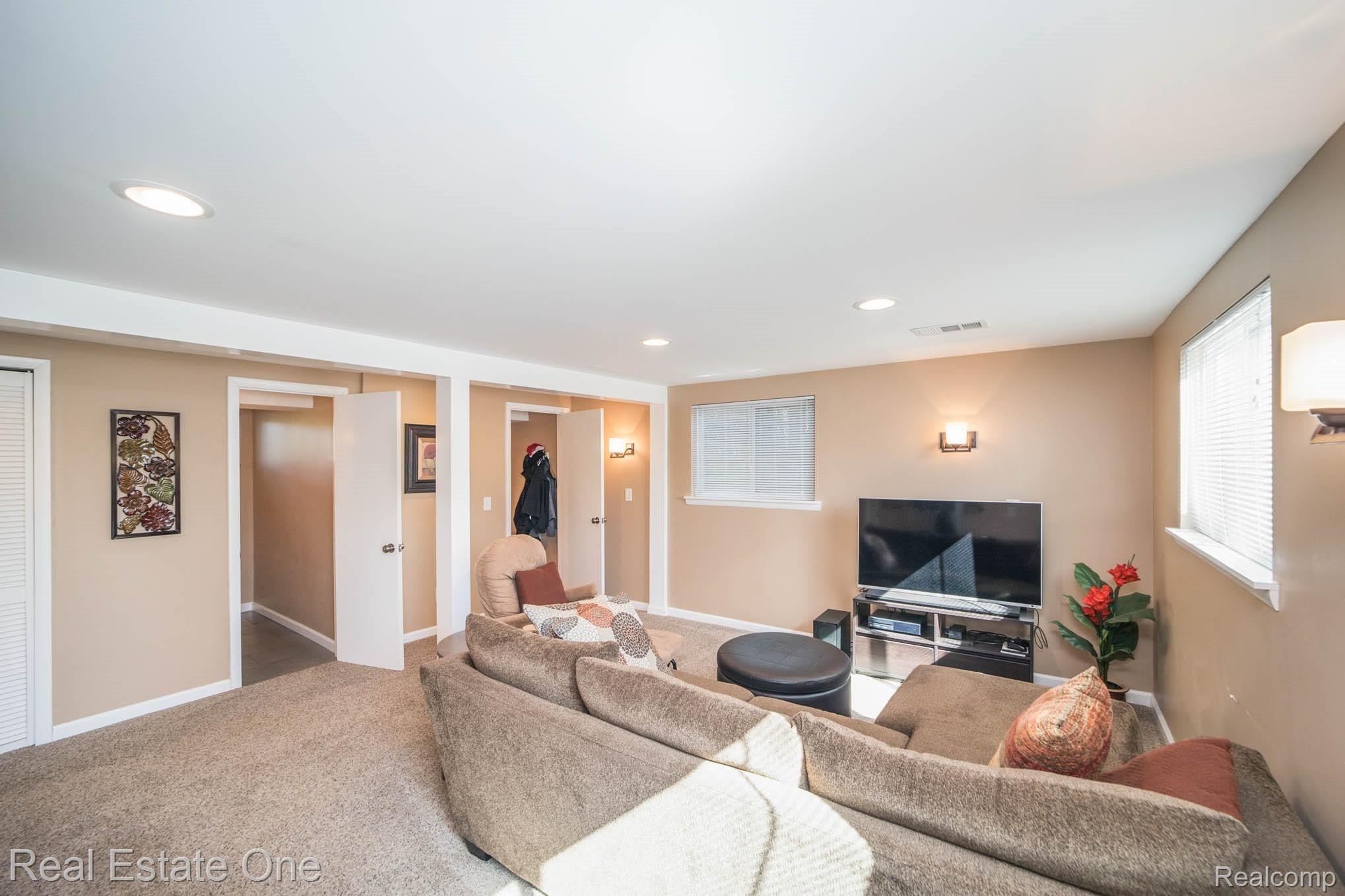 2922 Starr Road Royal Oak, MI 48073 - Photo 10 of 23 017A0773.jpg