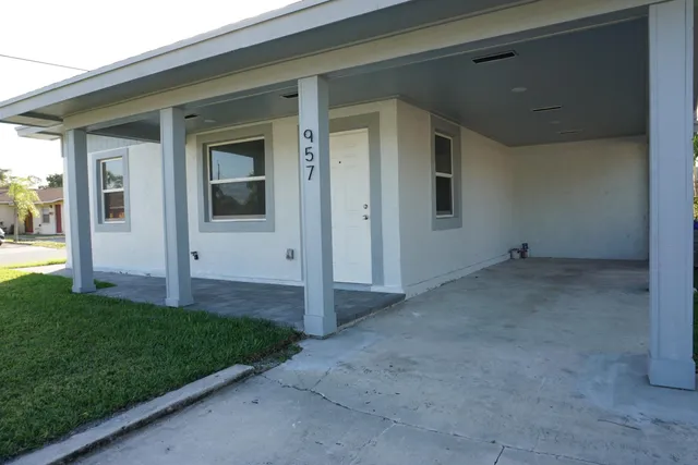 a view of an house with backyard and porch